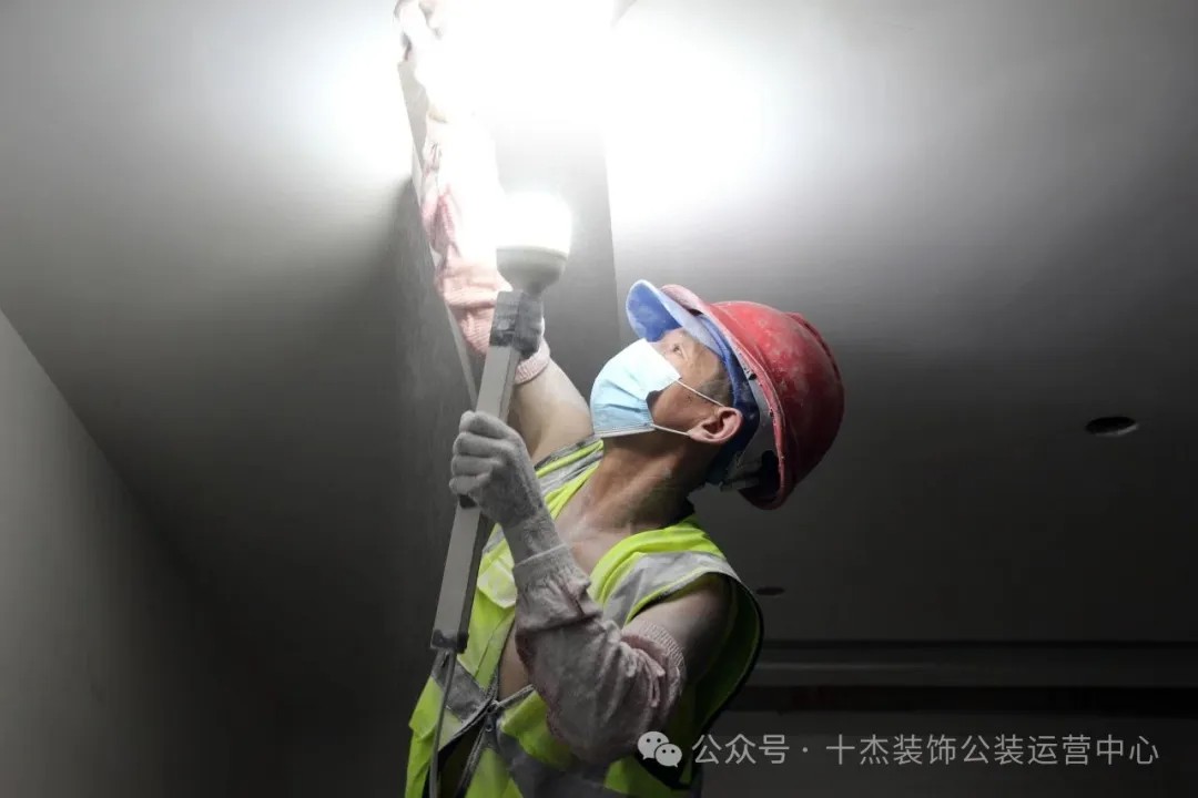 致敬工人师傅 | 十杰装饰夏日工地送清凉，感谢最可爱的人